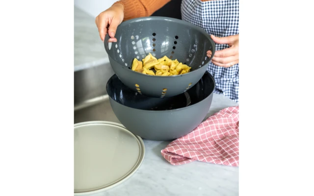 Koziol Sieb Palsby Abtropfsieb Nature Ash Grey 1 Koziol Sieb Palsby Abtropfsieb Nature Ash Grey